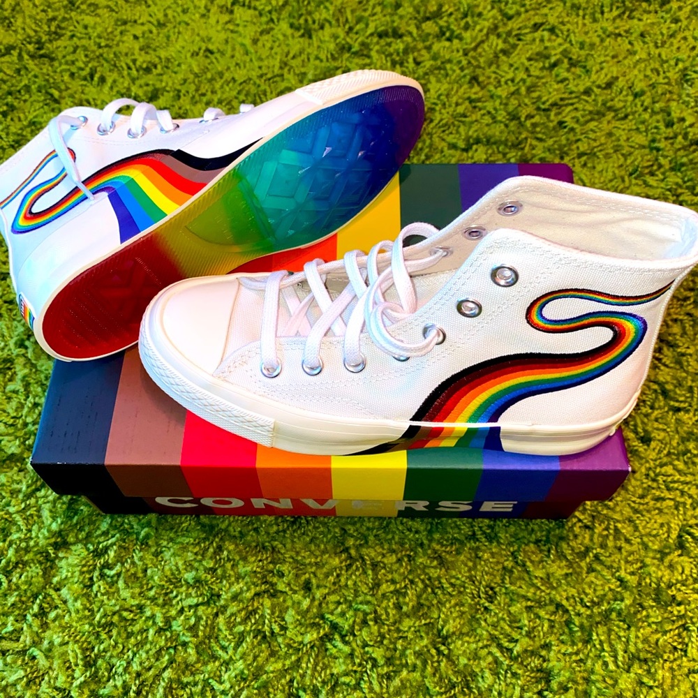 Selling these brand new converse!!